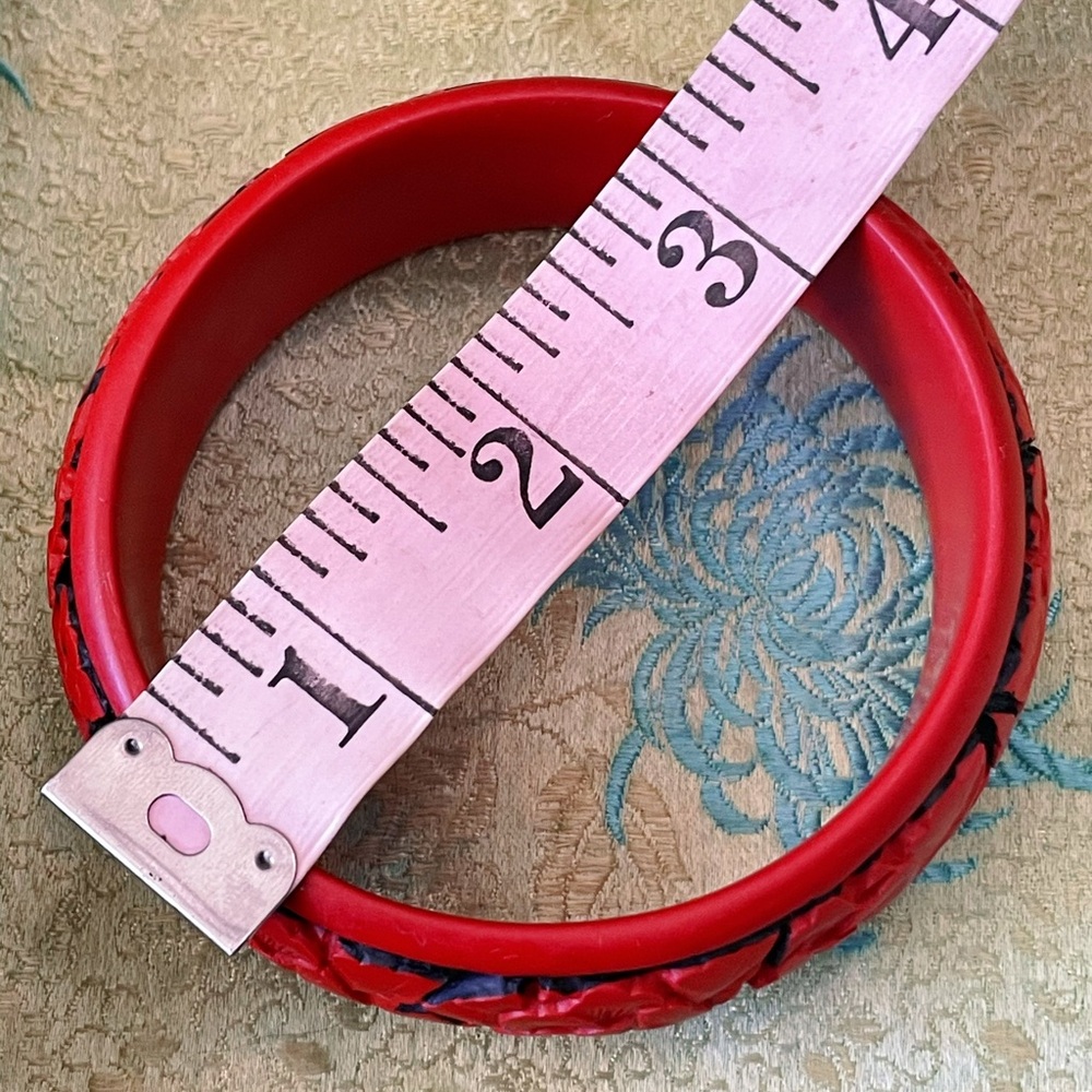 Vintage Chinese Cinnabar Carved Red Lacquer Bangle Bracelet Floral Design - Picture 9 of 9